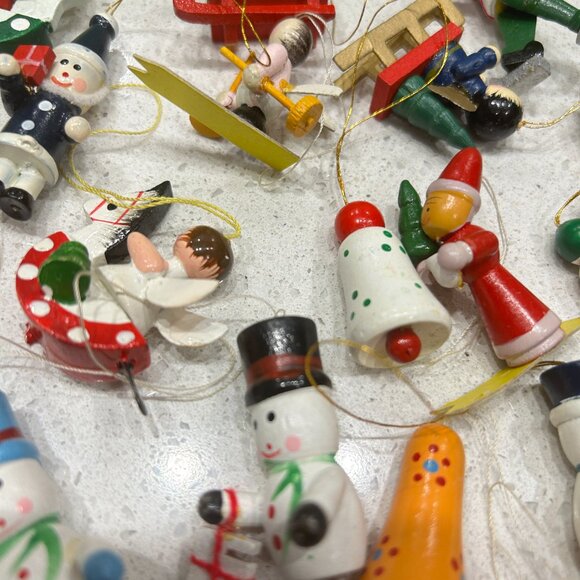 Box of 18 Vintage Wooden Christmas Ornaments Santa Snowman Sleigh Bells Gift Set - Picture 3 of 7